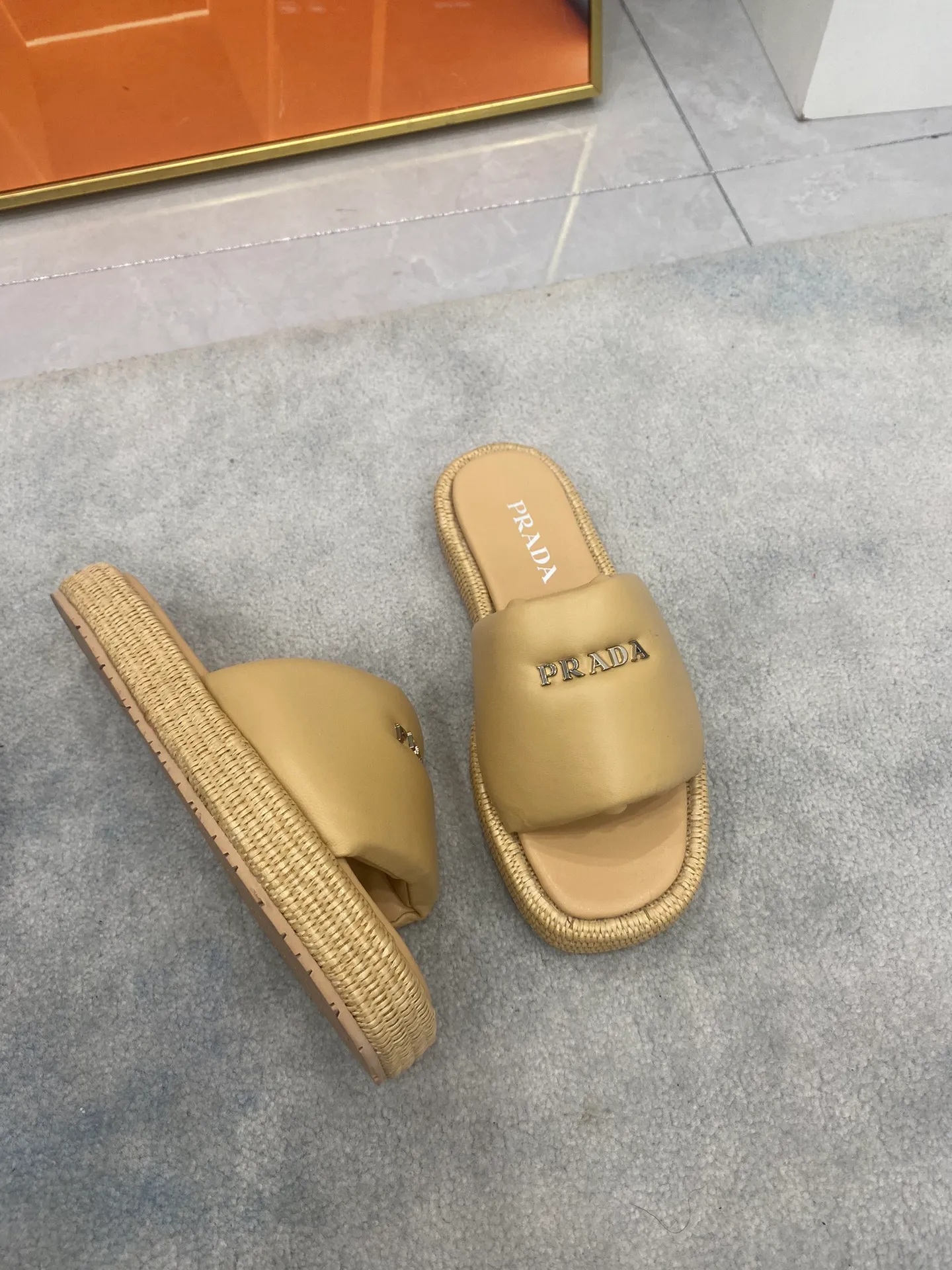👟👟Ex-factory price 500👟👟 PRADA 2024 [Fireworks] [Fireworks] Popular straw woven series, a must-have slipper for lazy people, it looks so good on the feet. I love this hand-woven one. The upper is mixed sheepskin, and the outsole is made of imported raffia bag, ultra-light TPU, code number 5-41,